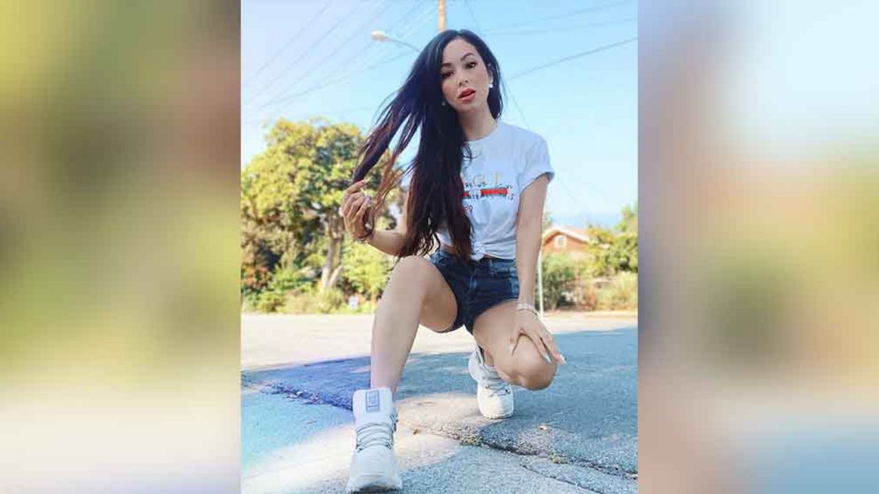 Caeli deja boquiabiertos a seguidores al pasear por la alberca en traje de baño