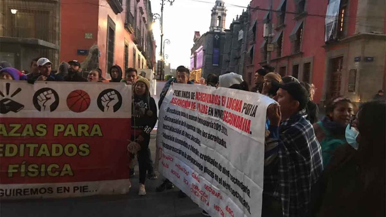Maestros del SNTE se manifiestan frente al Palacio Nacional en CDMX