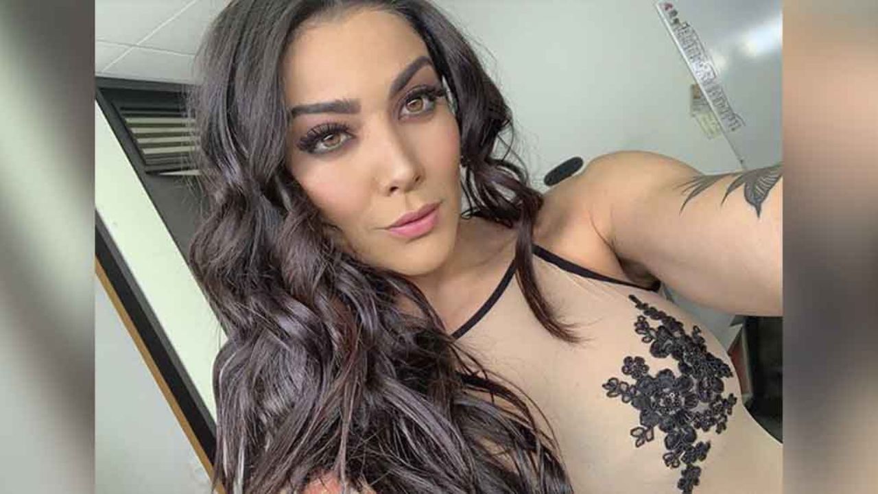 Érika Fernández se olvida del pudor y se muestra con un descarado escote