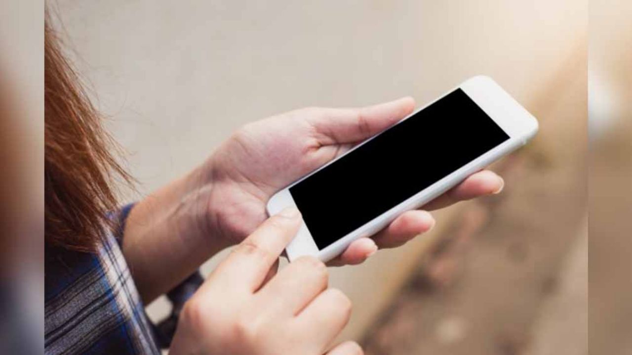 Mamá halla a su hija muerta en bañera; su celular cayó al agua y se electrocutó