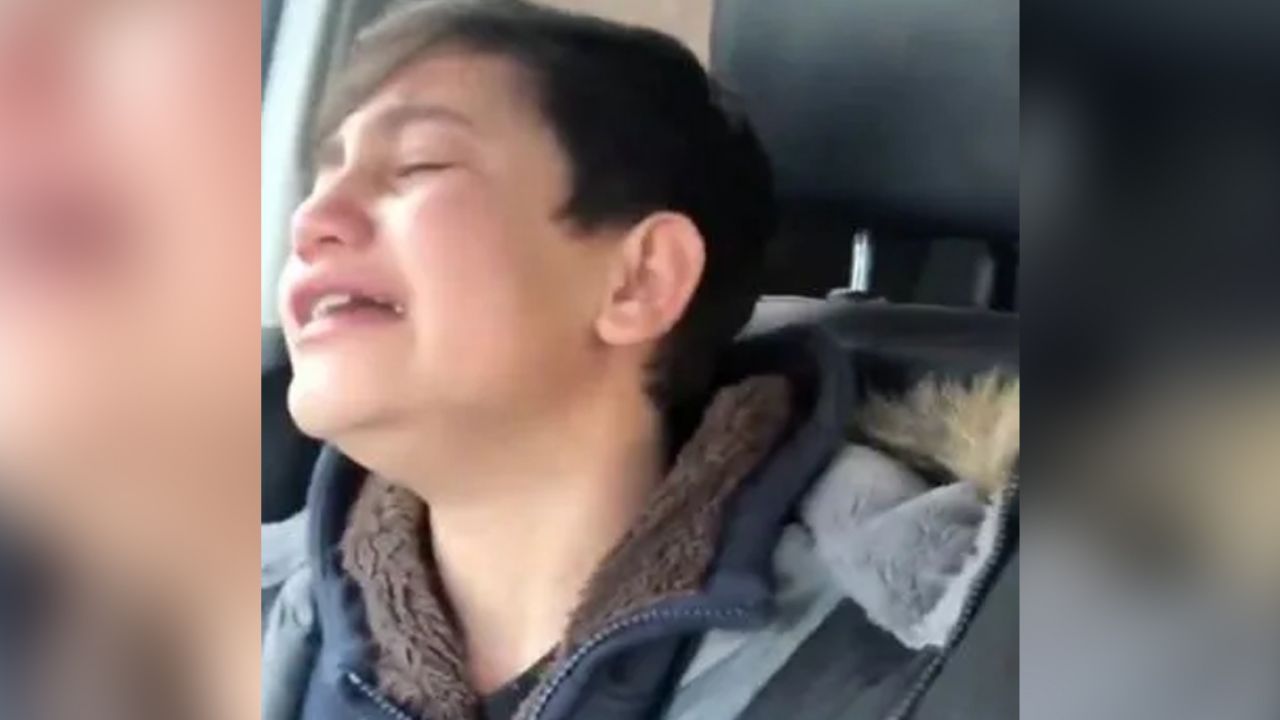 VIRAL: Niño cuenta entre lágrimas que escuchó a sus papás tener relaciones