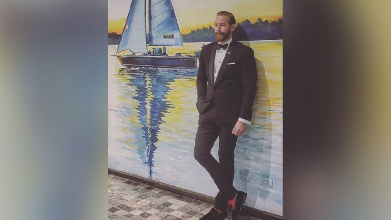 “Qué belleza”: Carlos de la Mota conquista a fans envuelto en bandera