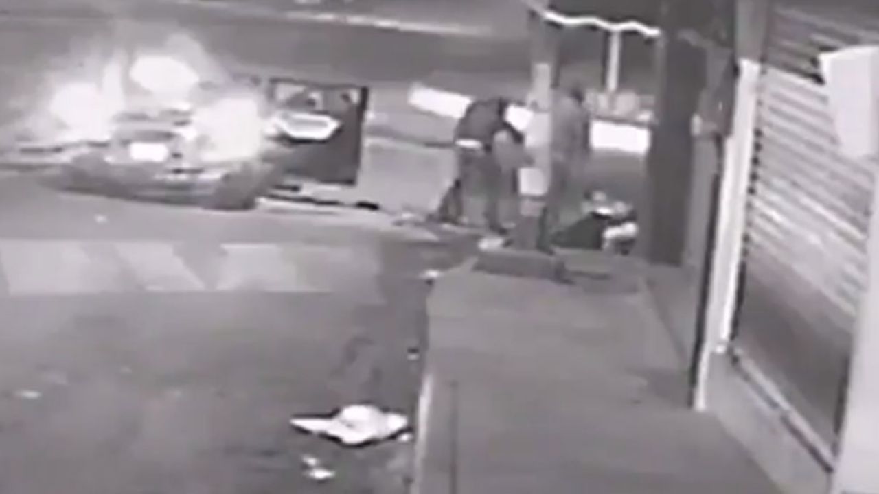 VIDEO: Ejecutan a quemarropa a 2 hombres y los rematan en Naucalpan
