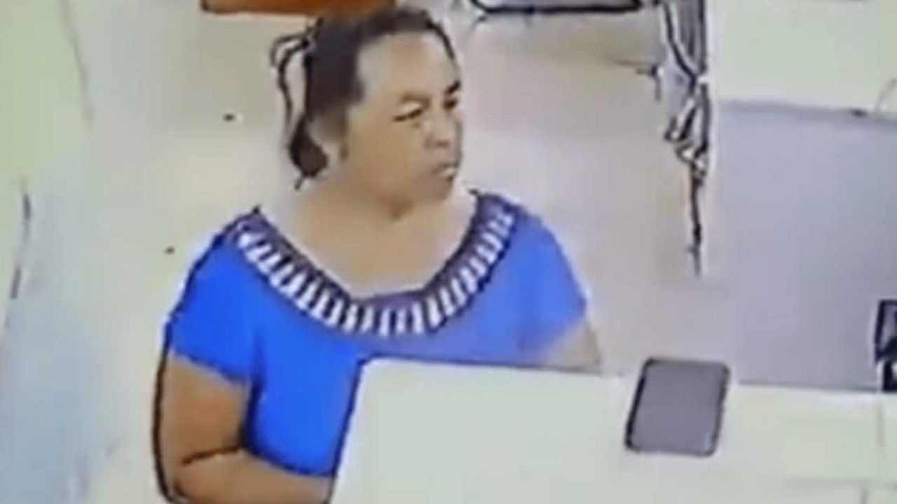 VIDEO: Mientras doctor revisaba a su hermano, mujer roba su celular