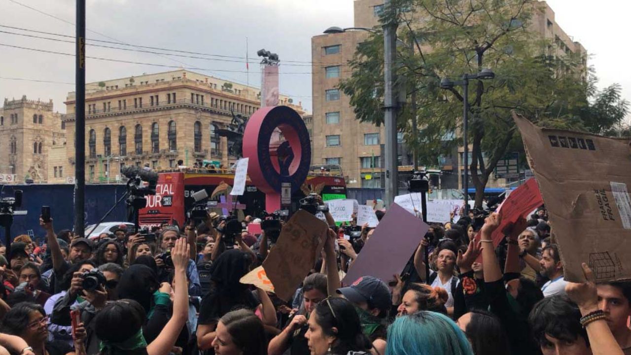 Profesor en Querétaro, amenaza a alumnas que falten el 9 de marzo