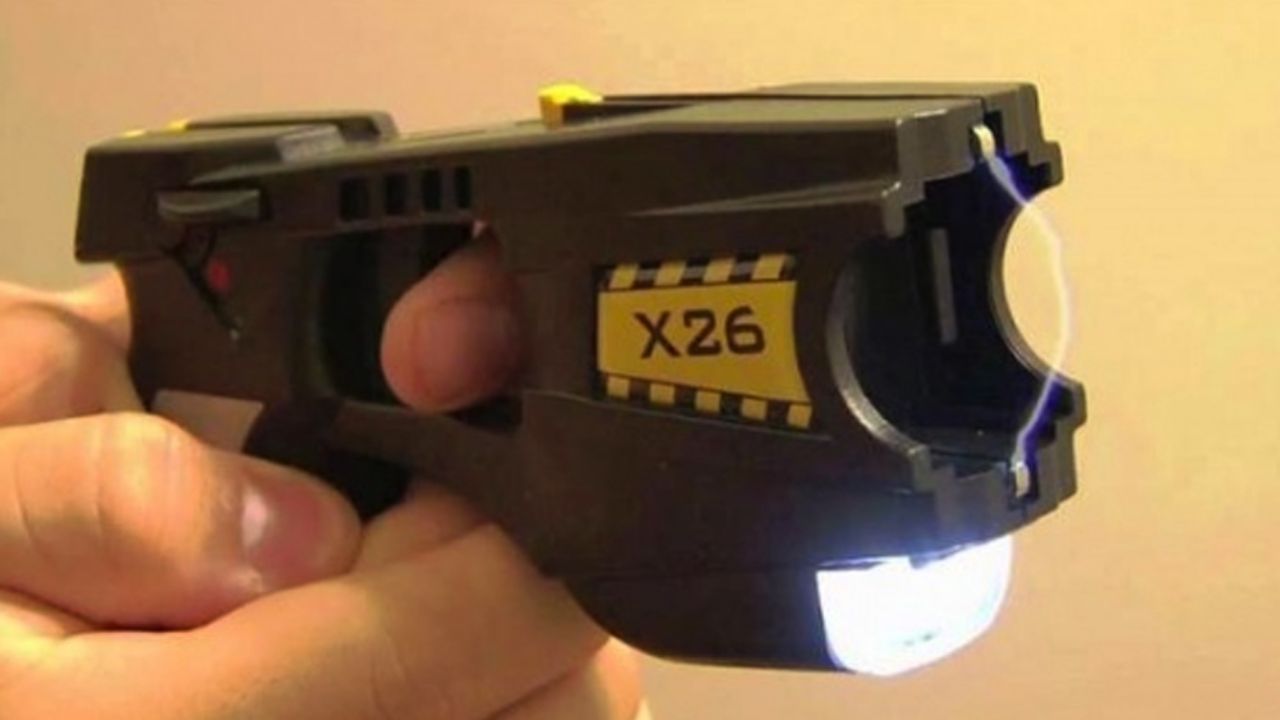 Policías matan a joven de 24 años con la descarga eléctrica de un taser en Rusia