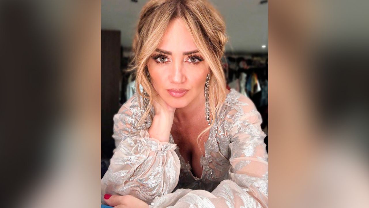 “Mi dosis de pasión”: Andrea Legarreta sube la temperatura con sexy vestido