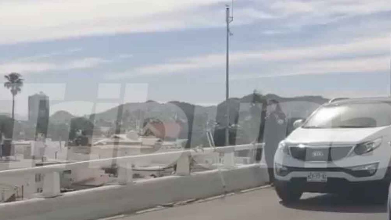 Niño que intentaba arrojarse de un puente es rescatado por autoridades