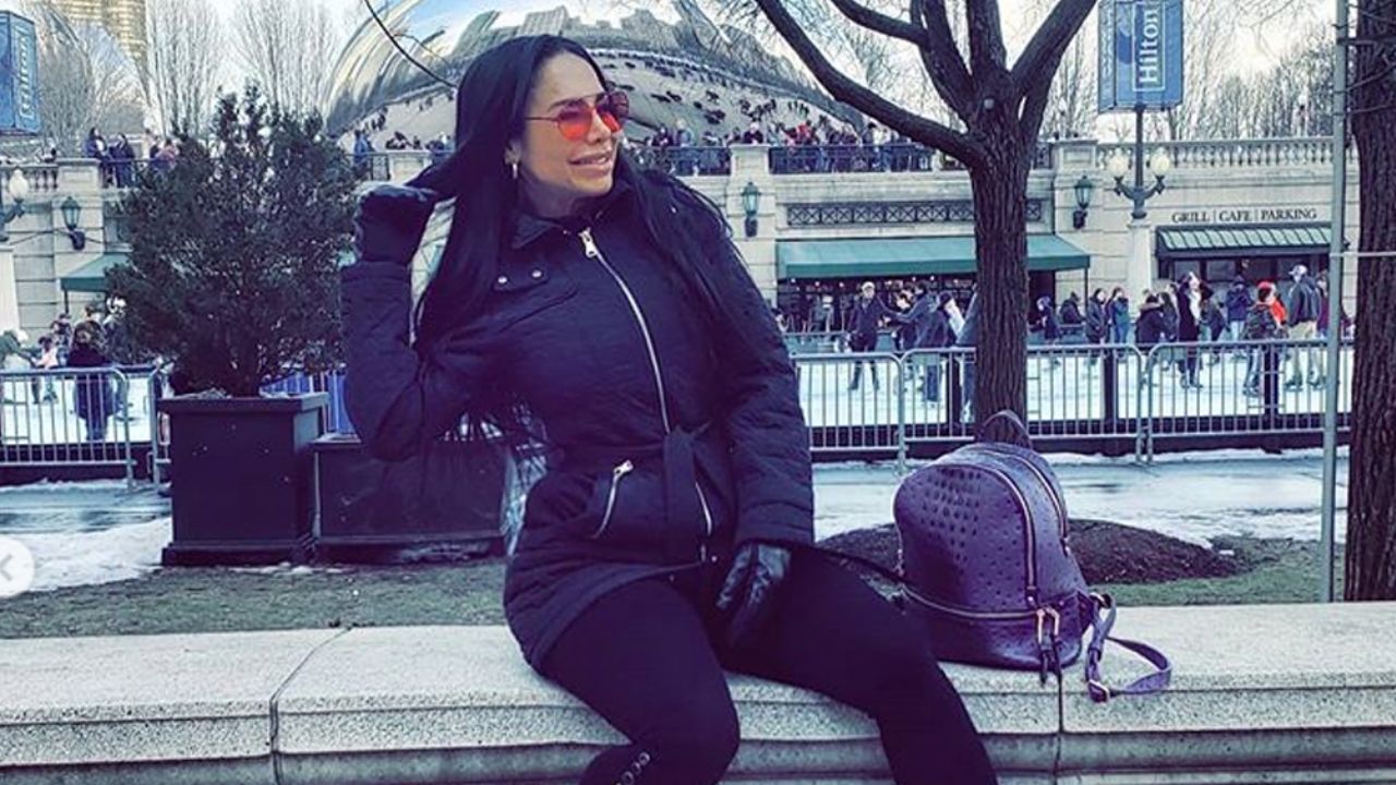 VIDEO: Lis Vega se sube a mesa de billar y se desprende de la ropa