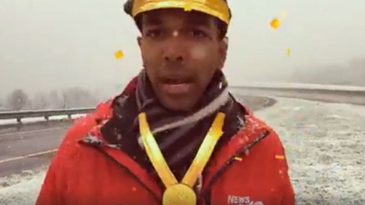 VIDEO: Reportero se hace viral al hacer transmisión en vivo con filtros