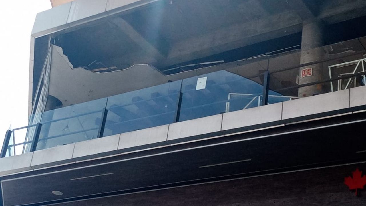 Protección Civil evalúa daños en restaurante por estructura caída