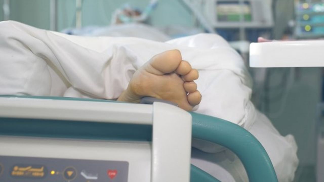 Empleado de hospital es puesto bajo arresto por chuparle los pies a paciente