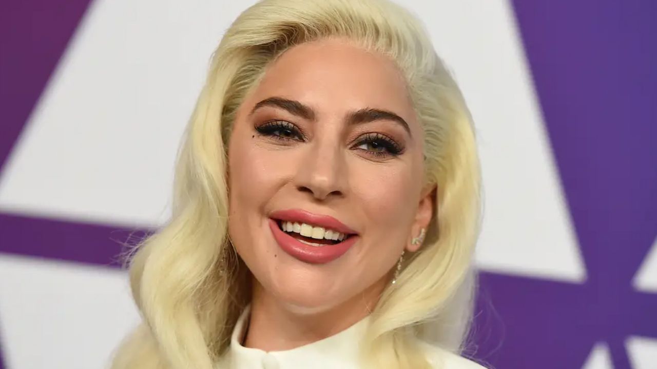 Lady Gaga pierde toda pena y se deja ver topless desde la playa