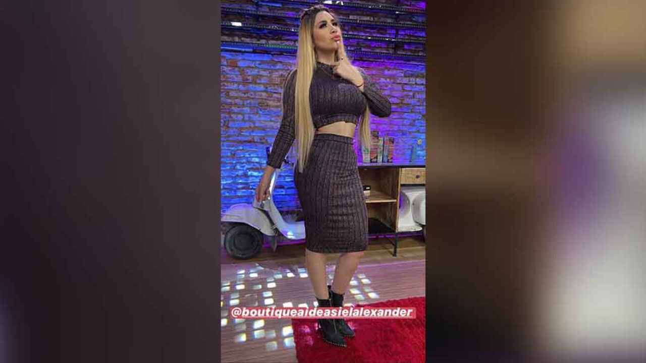 ‘La Bebeshita’ desata bajas pasiones vestida de conejita arriba de la cama