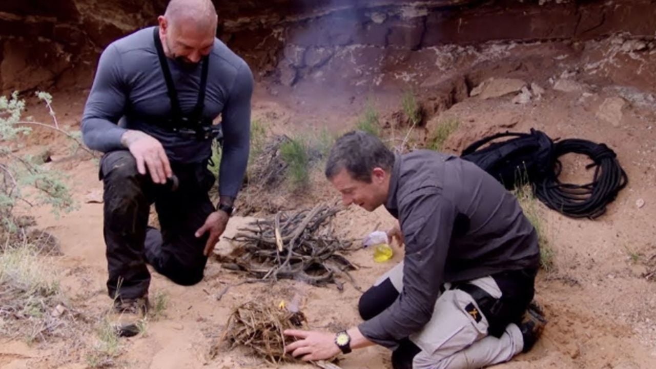 Dave Bautista cuenta que Bear Grylls le enseñó hacer fuego con su propia orina