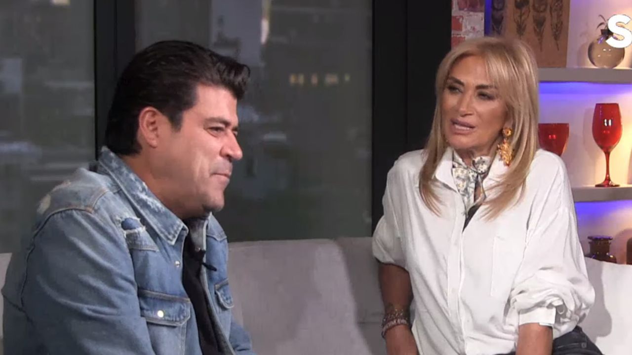En pleno show, Adela Micha y ‘El Burro’ Van Rankin se dan tremendo beso