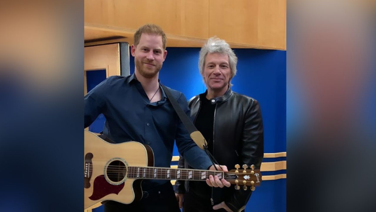Harry se convierte en toda una estrella del rock y canta junto a Jon Bon Jovi