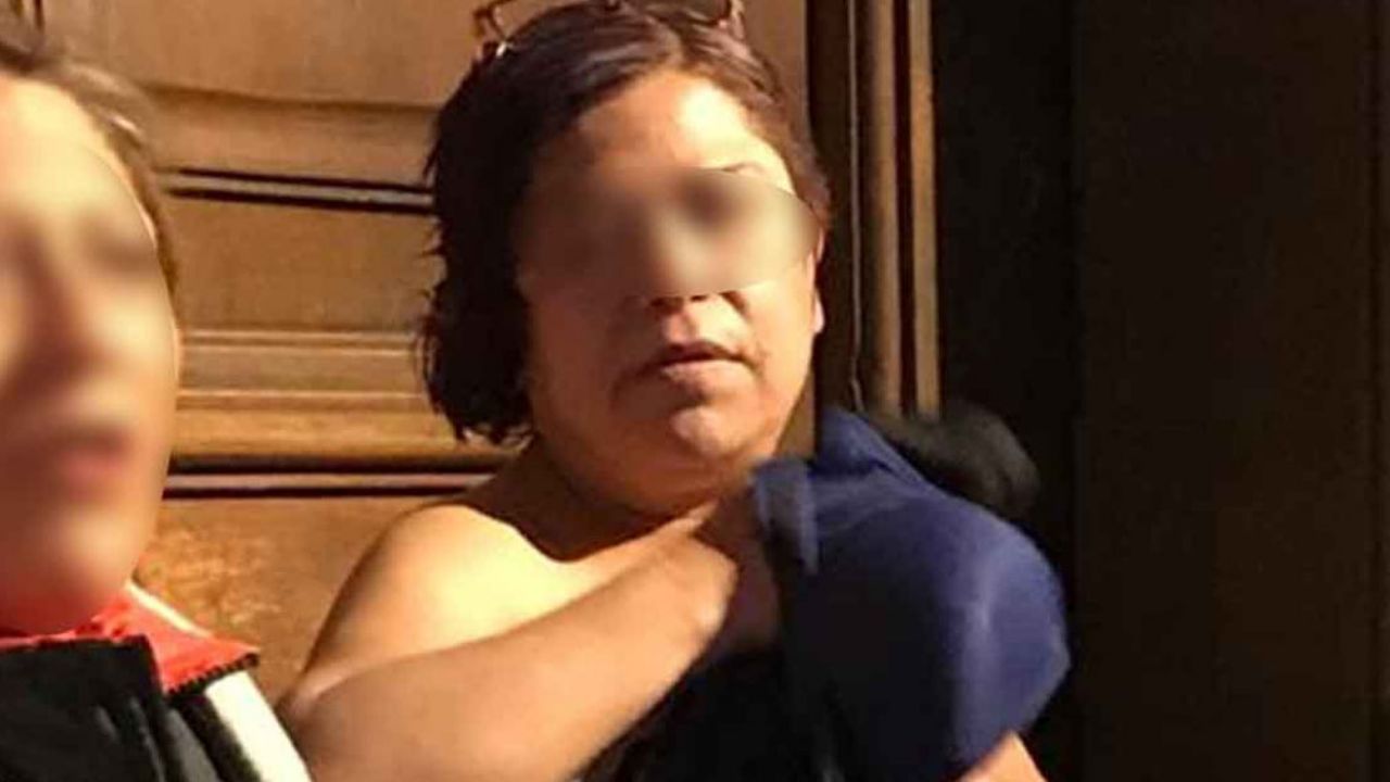Mujer se desnuda frente a Palacio Nacional antes de ‘la mañanera’ de AMLO