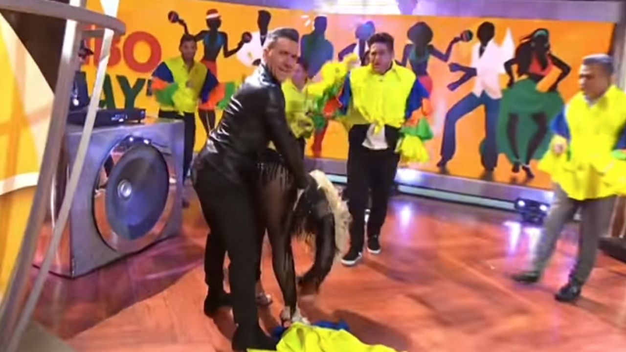 ¡Fuera pudor! En vivo, Lyn May ‘prende’ a conductor de Telemundo al ‘perrearle’