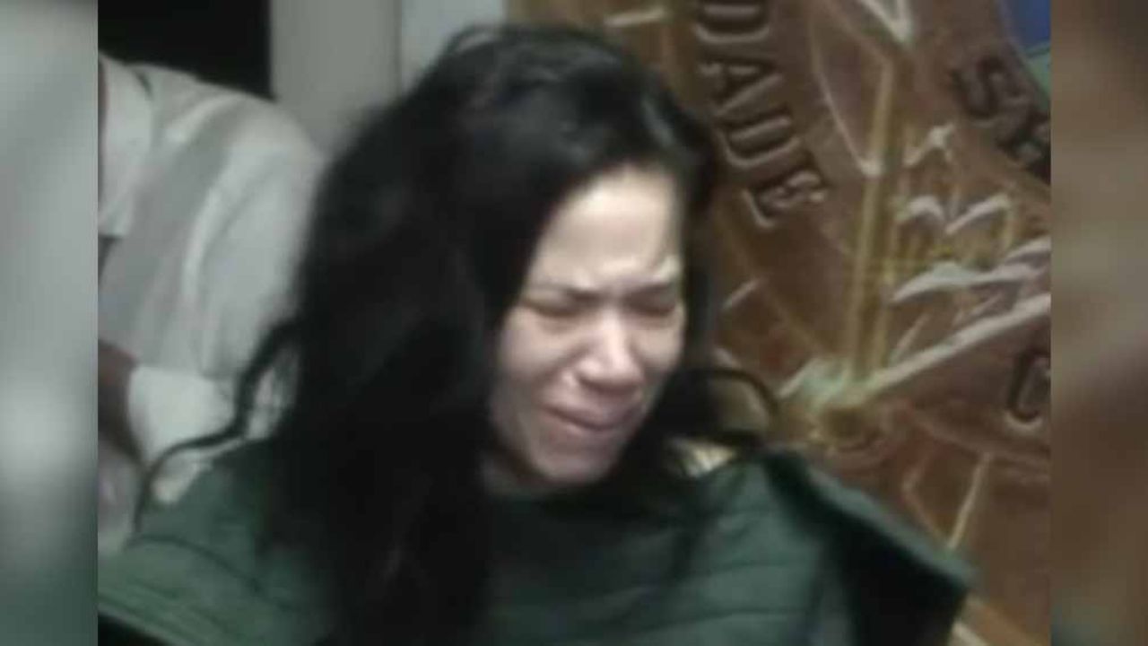 Niños patean y muerden a su mamá para evitar que estrangule a su hermana