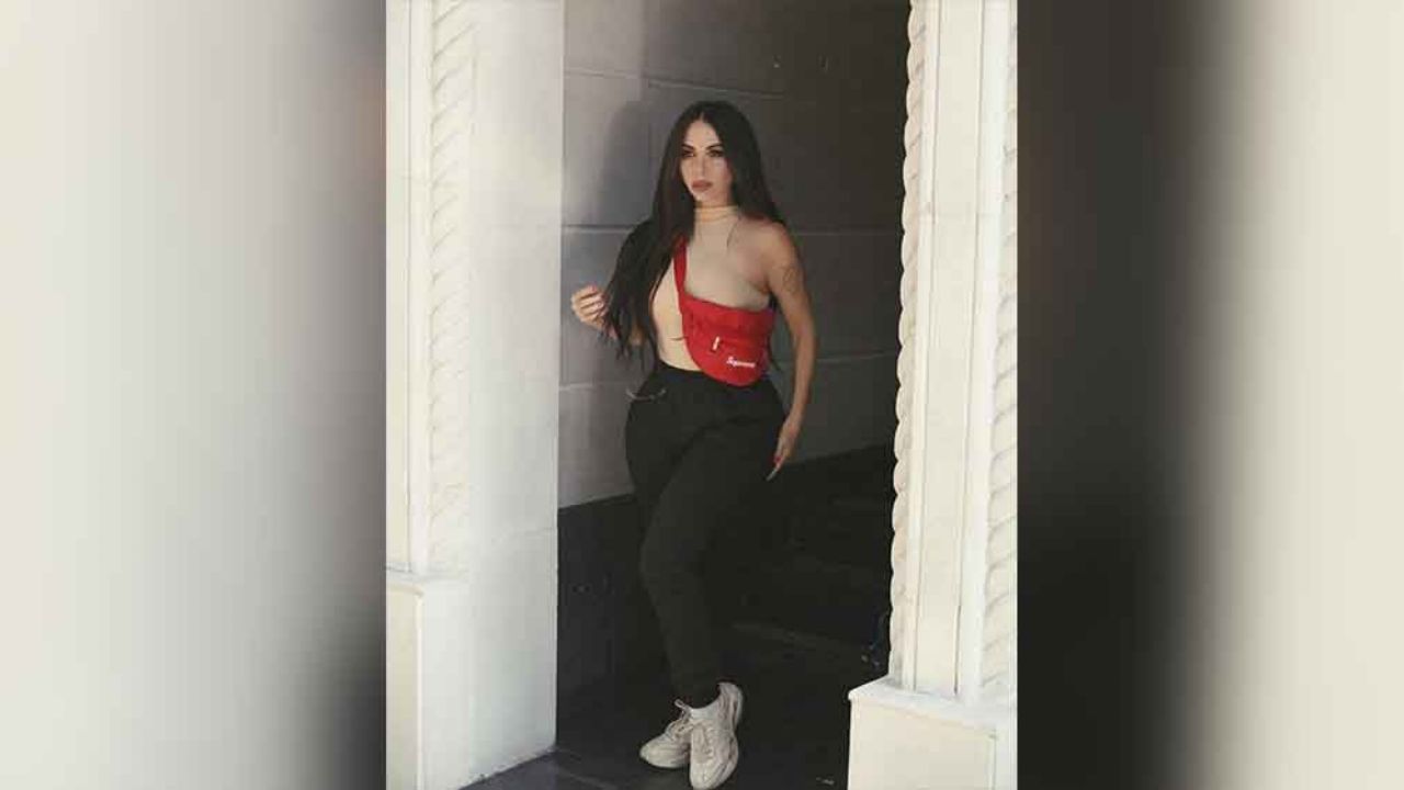 Jimena Sánchez enamora a fans con descubierto vestido en campo deportivo