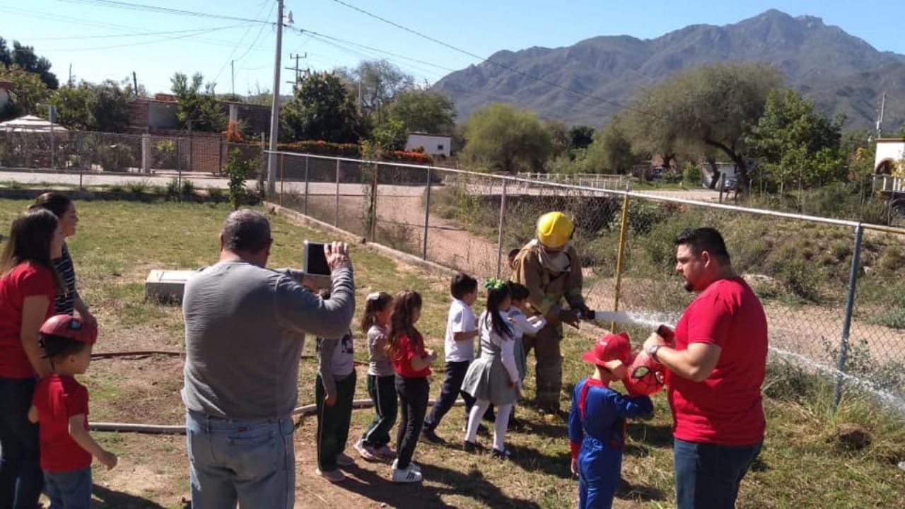 Bomberos de Álamos enseñan labores de prevención a niños de preescolar