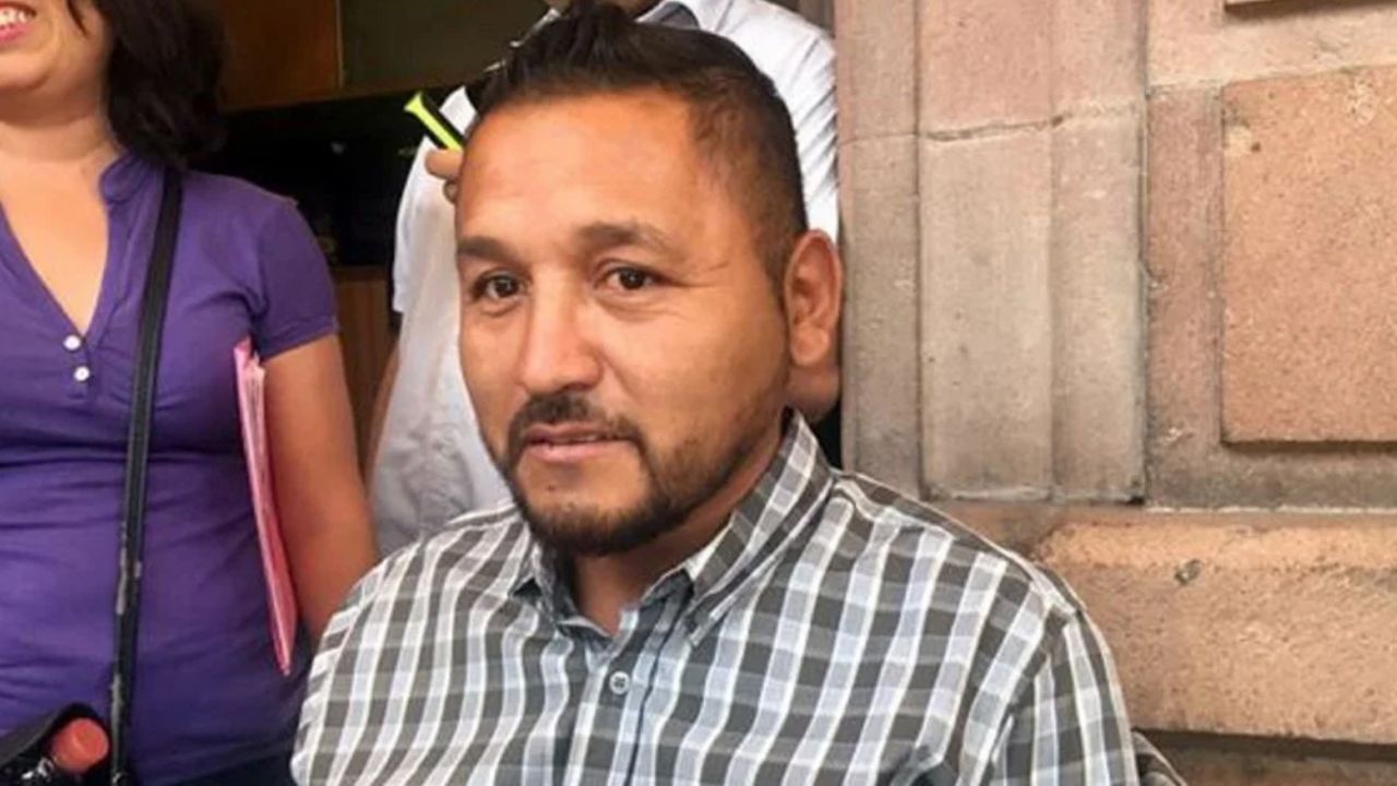 ‘El Mijis’ lava platos en burla de paro de hombres propuesto por funcionaria