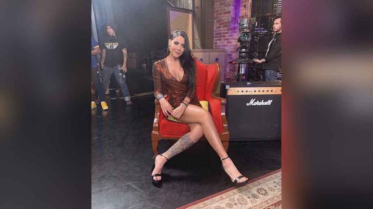 Érika Fernández derrocha sensualidad al resaltar sus curvas en minivestido
