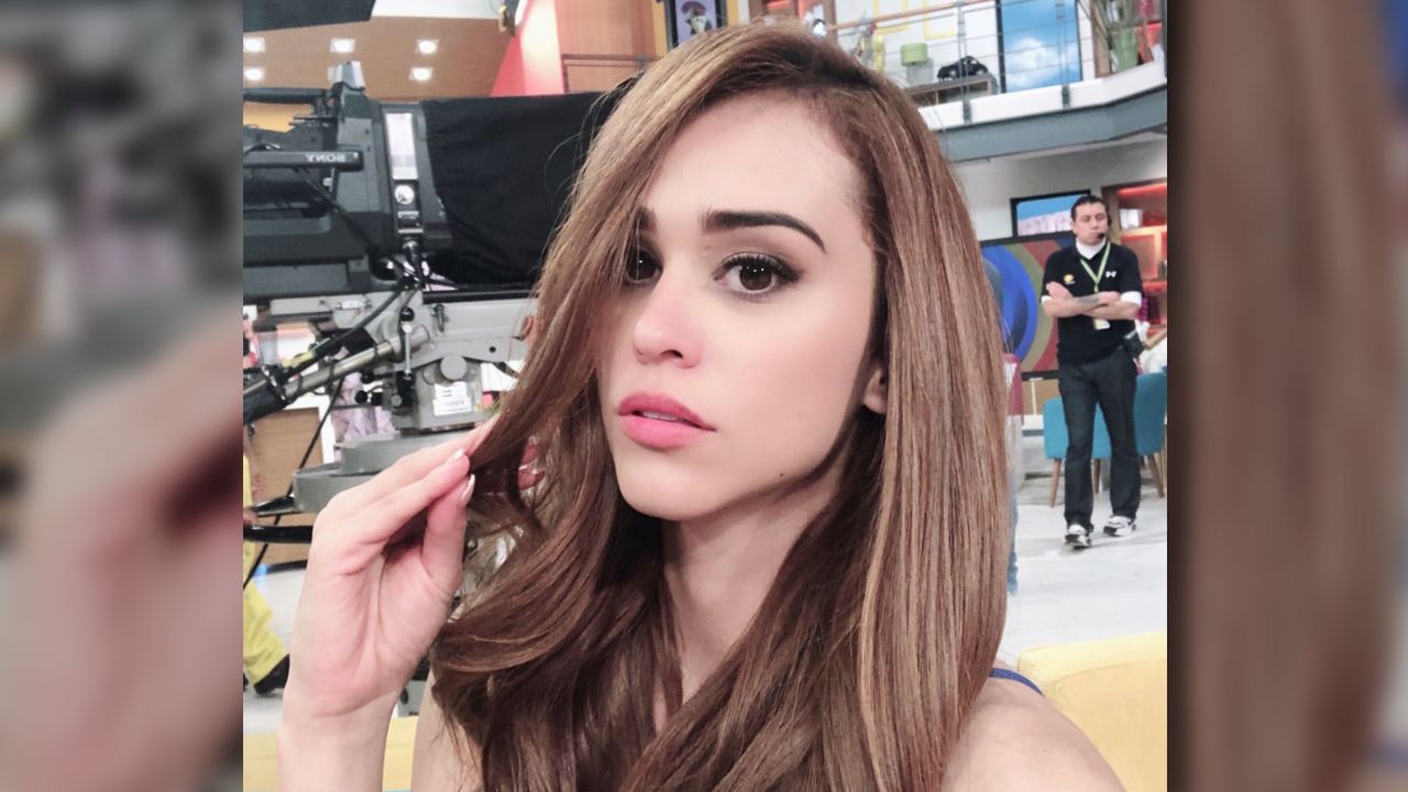“Labios compartidos”: Yanet García luce su cuerpo en apretados pants azules