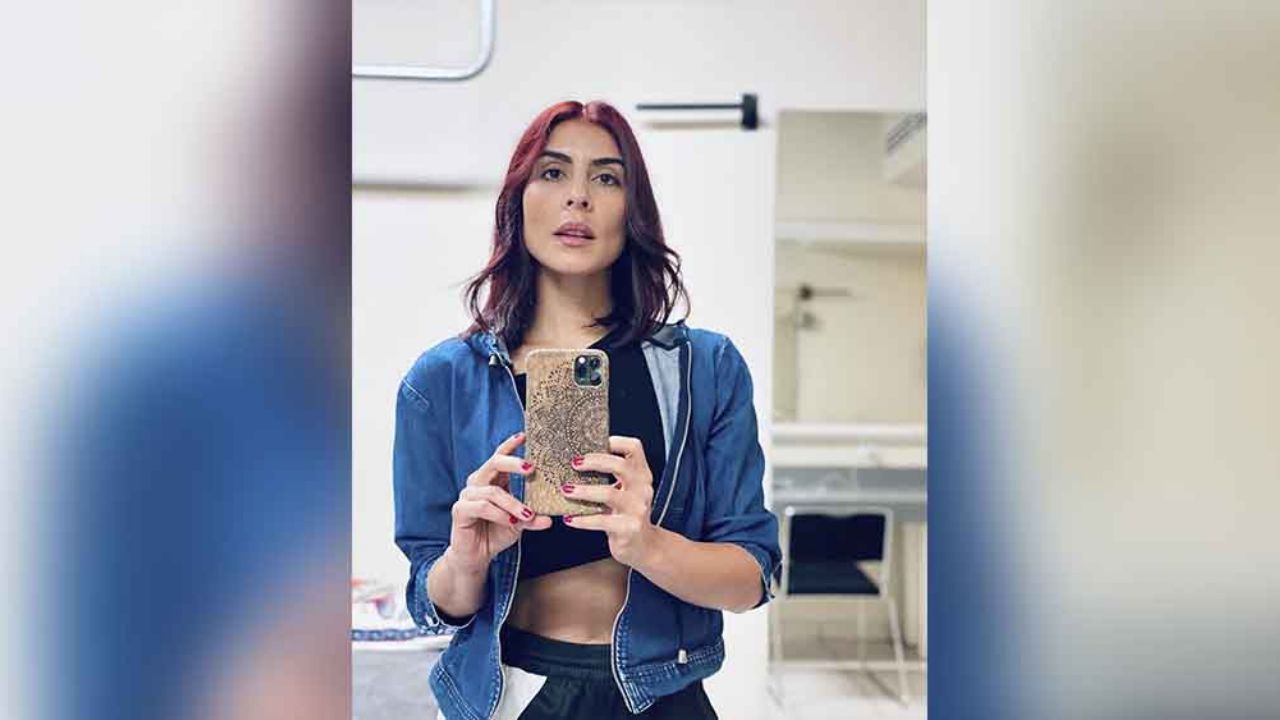 Tras vestidores, María León cautiva Instagram al modelar corto vestido