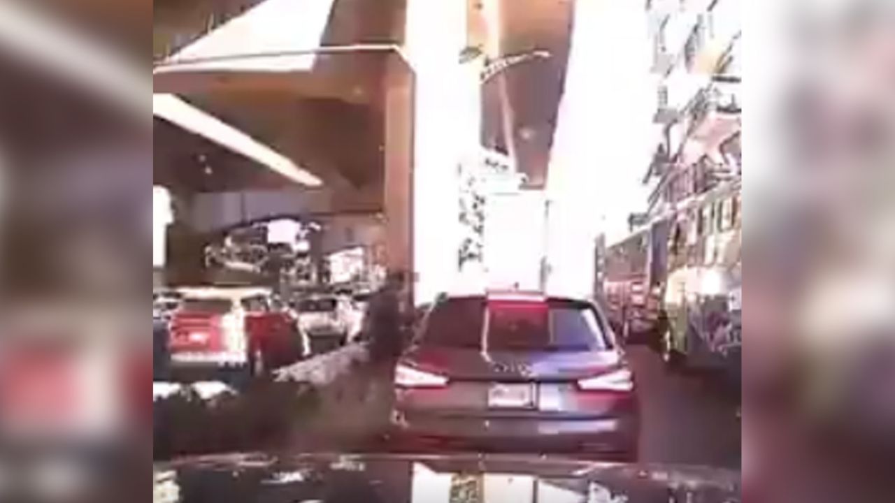 VIDEO: Sujeto aprovecha el tráfico de la CDMX para realizar asalto a conductor