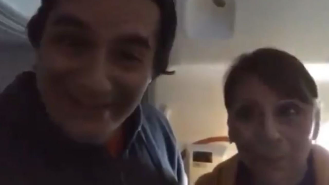 VIDEO: Pasajero de vuelo ataca a Felipe Calderón: “Que le vaya bien en la cárcel”