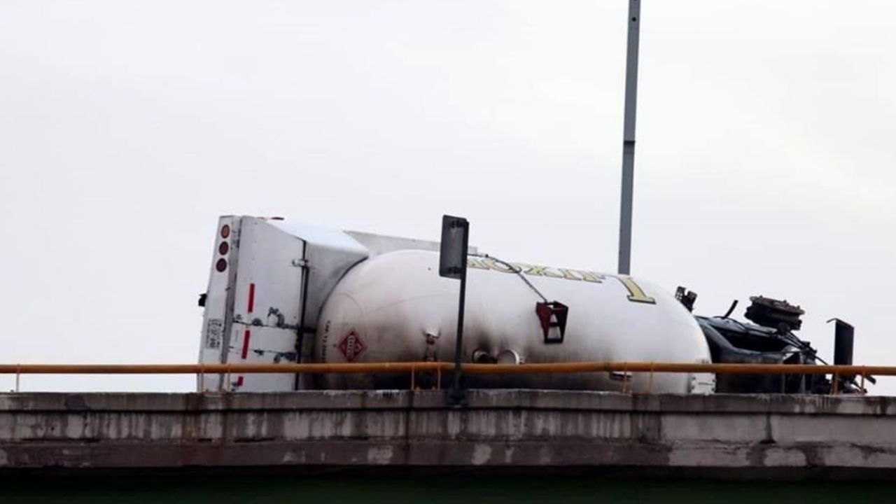 Volcadura de pipa con gas provoca cierre de autopista y caos en Neza