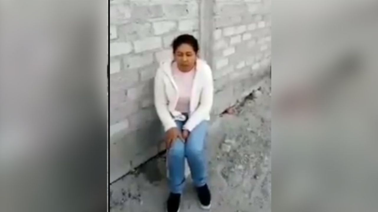 VIDEO: ‘Levantan’ a mamá de sicario del CJNG; ‘El Marro’ la interroga