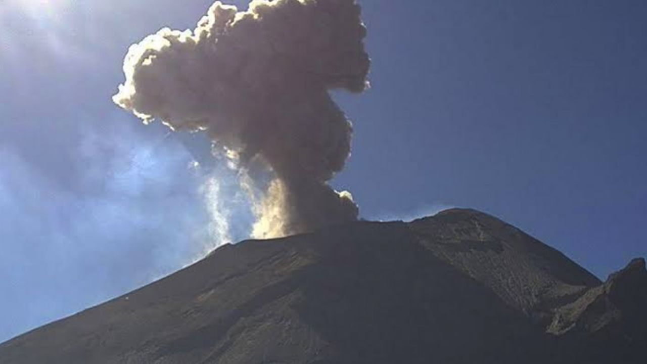 El volcán Popocatépetl emite 55 exhalaciones de agua, gases y ceniza