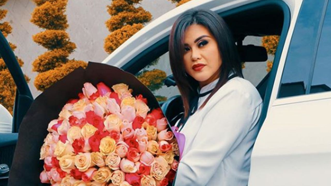 ‘Gomita’ es ridiculizada en Instagram por leer libro con lentes de sol