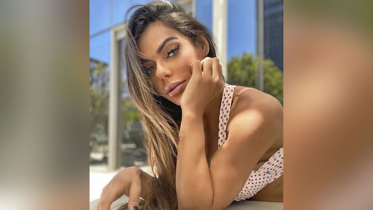 Pegada a la pared, Suzy Cortez luce sus enormes atributos en lencería blanca