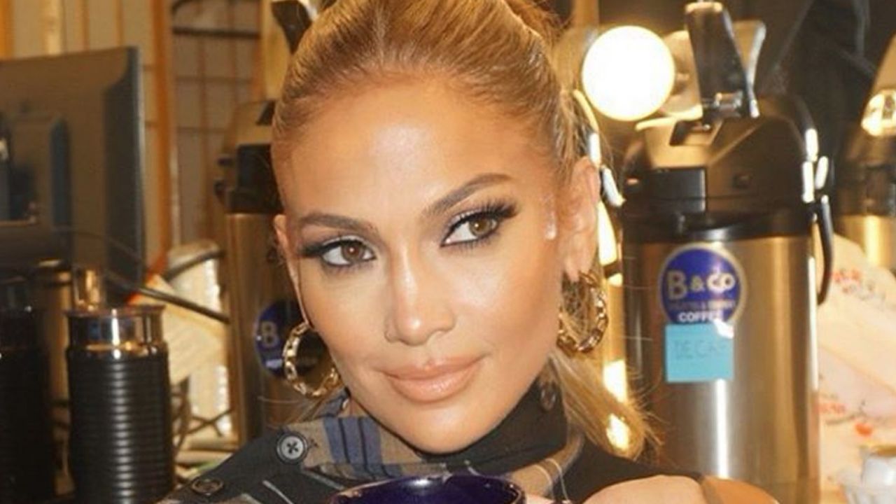 Antes del Super Bowl LIV, Jennifer Lopez luce su marcado vientre en redes