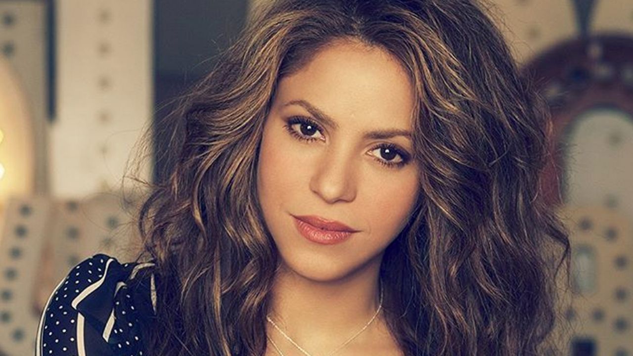 VIDEO: Shakira escapa de la lluvia con una enorme caja de cartón en la cabeza