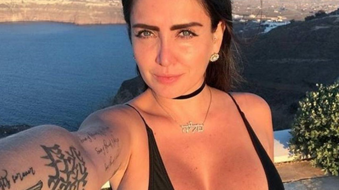 ¡Muy sensual! Celia Lora enseña íntimo tatuaje con indecente traje de baño