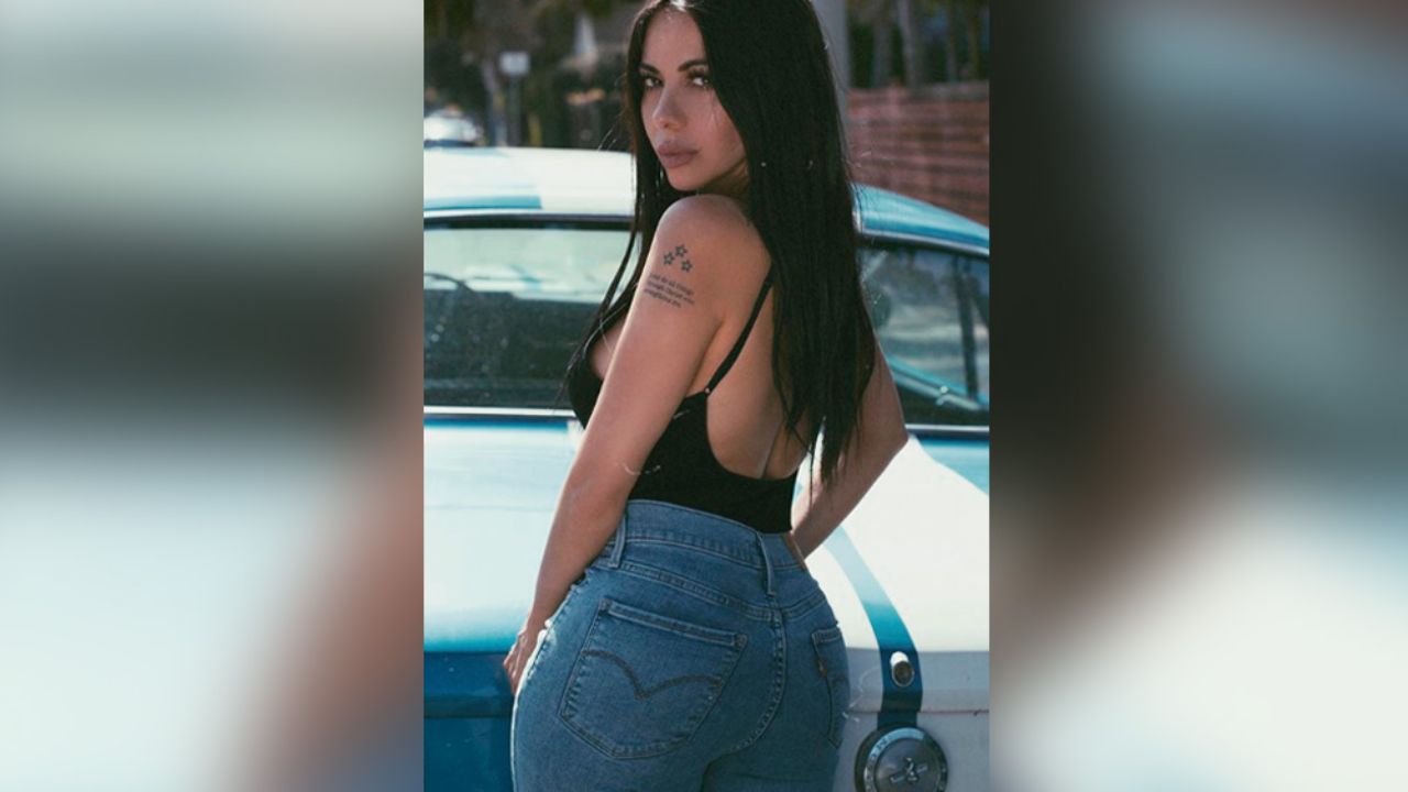 Jimena Sánchez presume su inmensa delantera con escotado bikini en Miami