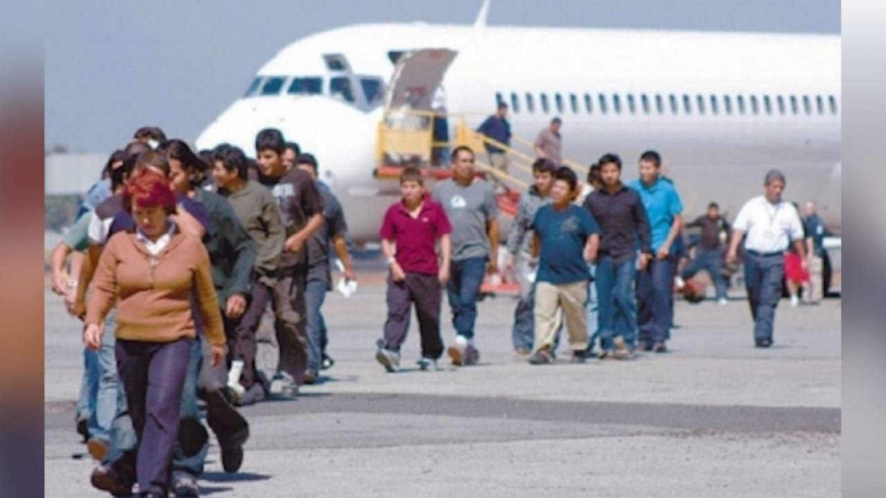 Francia prohíbe a pasajeros bajar de avión; podrían tener coronavirus
