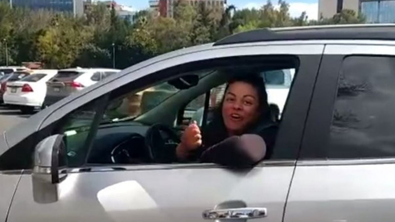 VIDEO: ‘Lady hija de general’ se vuelve viral al exigir espacio para estacionarse