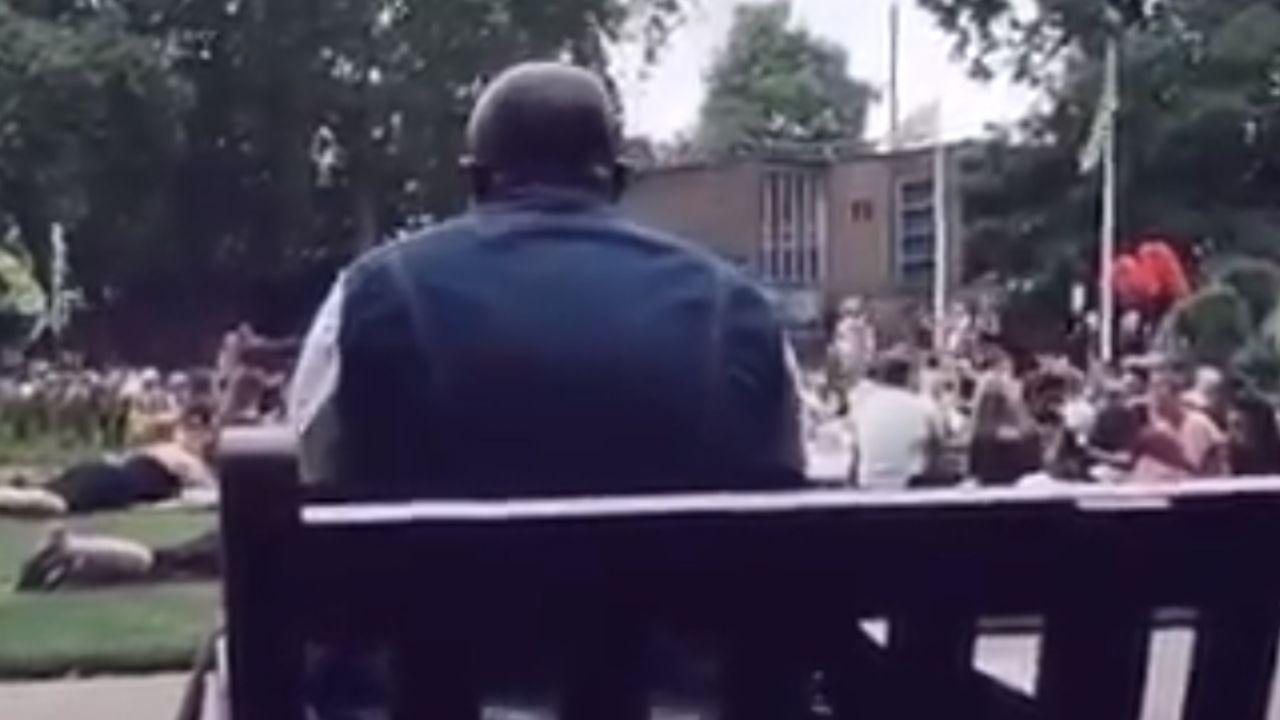 VIDEO: Hombre canta tema de Bon Jovi en el parque y la gente reacciona así