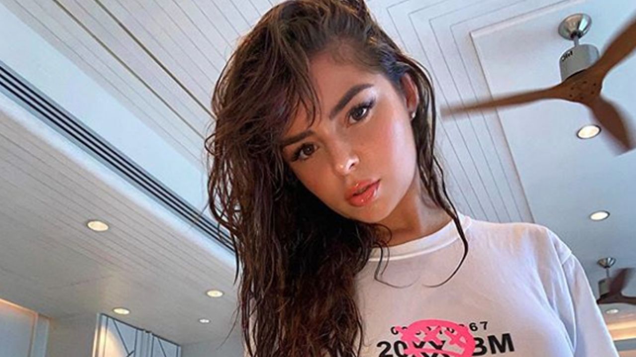 Sin rodeos, Demi Rose presume su tanga de hilo directo a la cámara