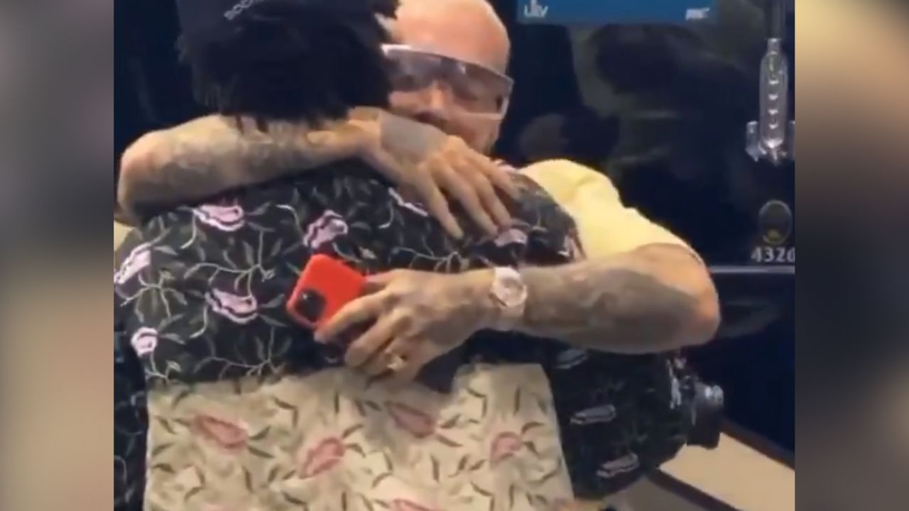 VIDEO: J Balvin abraza a Jay Z tras encontrarlo al final del Super Bowl