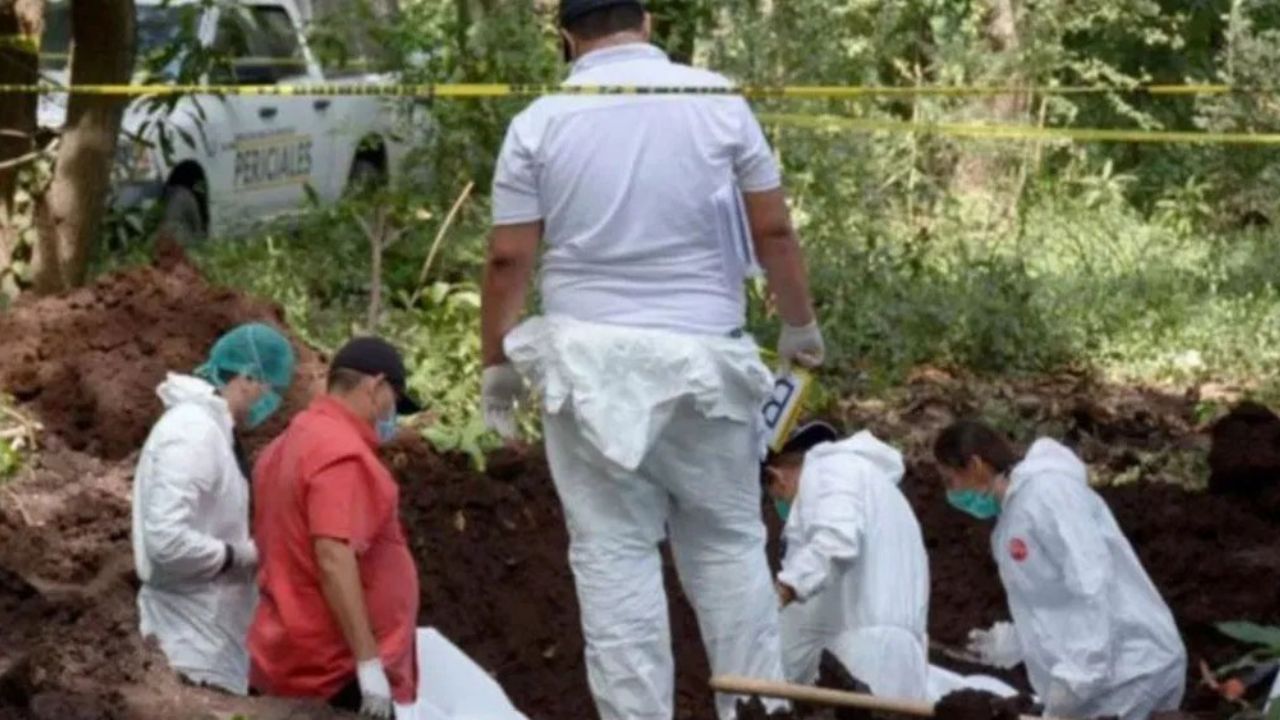 Grotesco hallazgo: Descubren fosa clandestina con 11 cuerpos en Uruapan