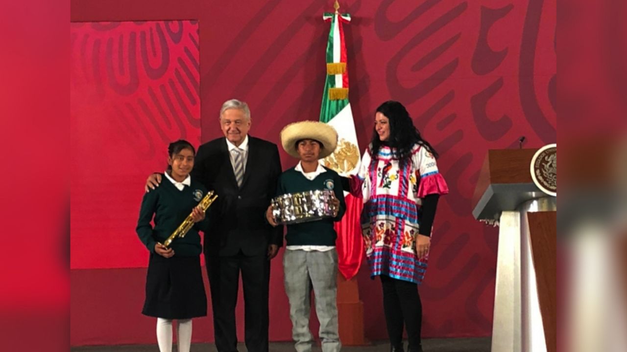 “Mejor una flauta que un fusil”: AMLO da instrumentos a grupos indígenas