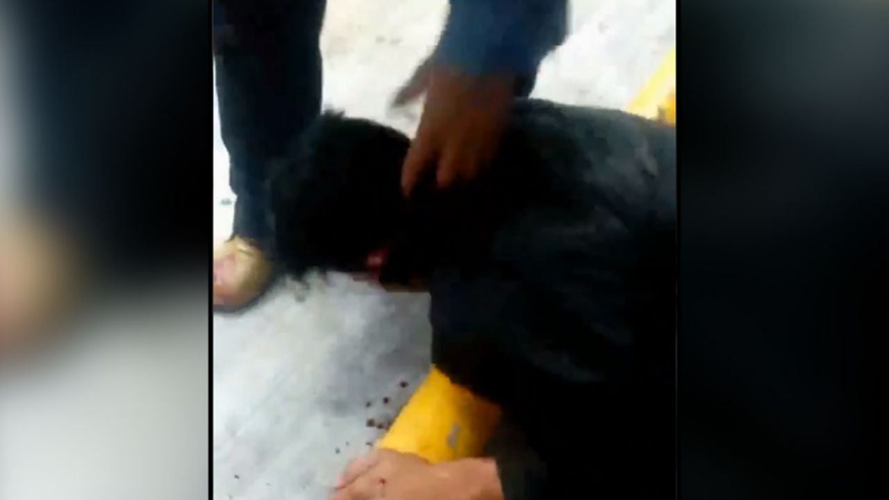 Vecinos dan golpiza a ladrón que usaba a su esposa y bebé para asaltar