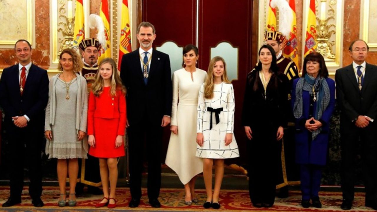 Con ‘outfit’ de su debut, Princesa Leonor deslumbra en su primer evento real